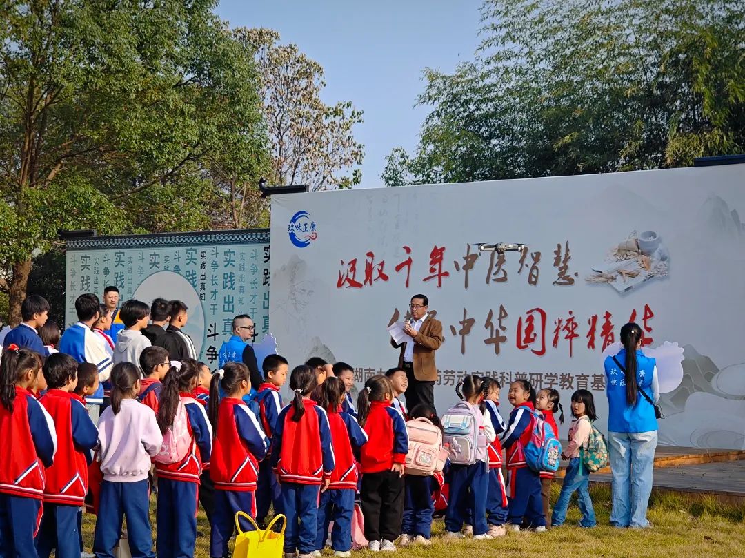 雙清區(qū)“愛心護(hù)航，助夢(mèng)成長(zhǎng)”